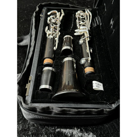 Yamaha CSG Bb clarinet, disassembled in case, bell facing viewer