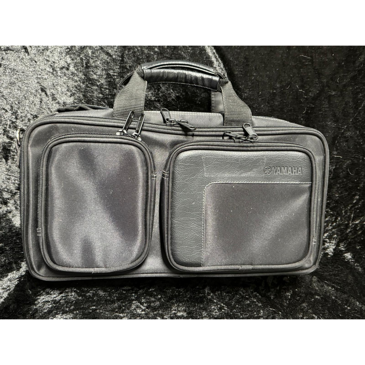 Exterior front view of Yamaha CSG single Bb clarinet case cover, showing 2 accessory pockets. 