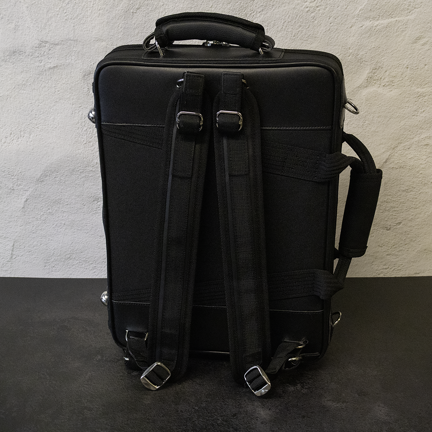 Leblanc L7 A Clarinet - black backpack case back full view - backpack straps 